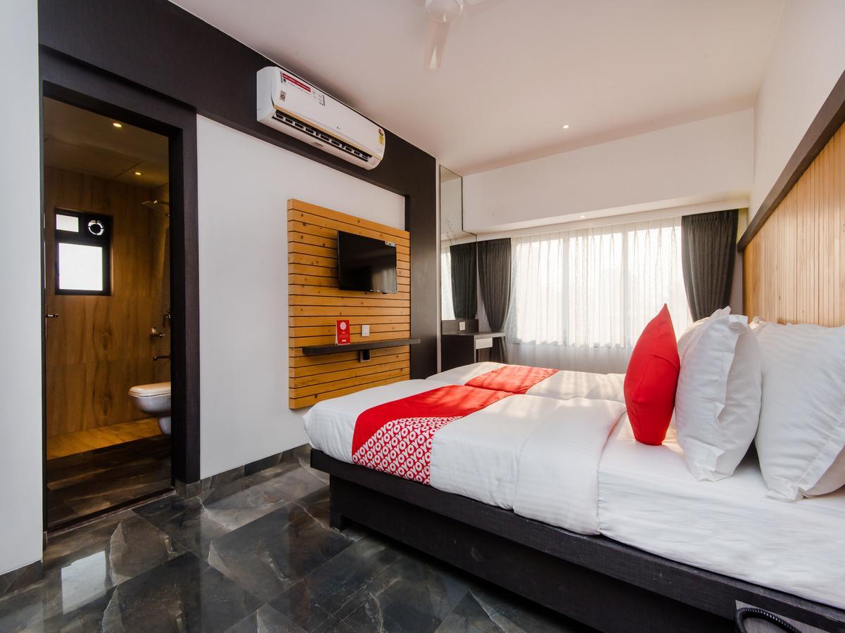 נאווי מומבאי Oyo 13089 Hotel Gold Crest מראה חיצוני תמונה